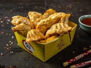 10 Gyoza (colțunași) cu Carne + 1 sos + garnitură